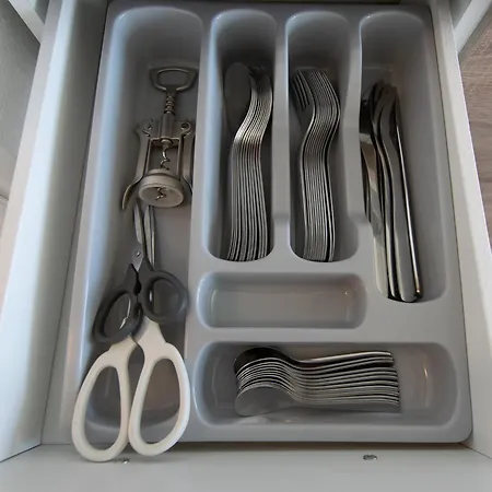 Tolstov - Monteurwohnung - 3 Schlafzimmer - Esszimmer - Kueche - Waschmaschine - 25 Min Zur Messe Dus Apartment