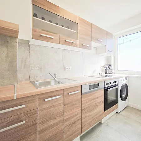 Apartmán Tolstov - Monteurwohnung - 3 Schlafzimmer - Esszimmer - Kueche - Waschmaschine *